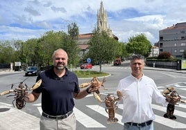 Miguel Ángel Cuartas Constanzo y Cristian Peramato sostienen unos ejemplares de bogavante azul.