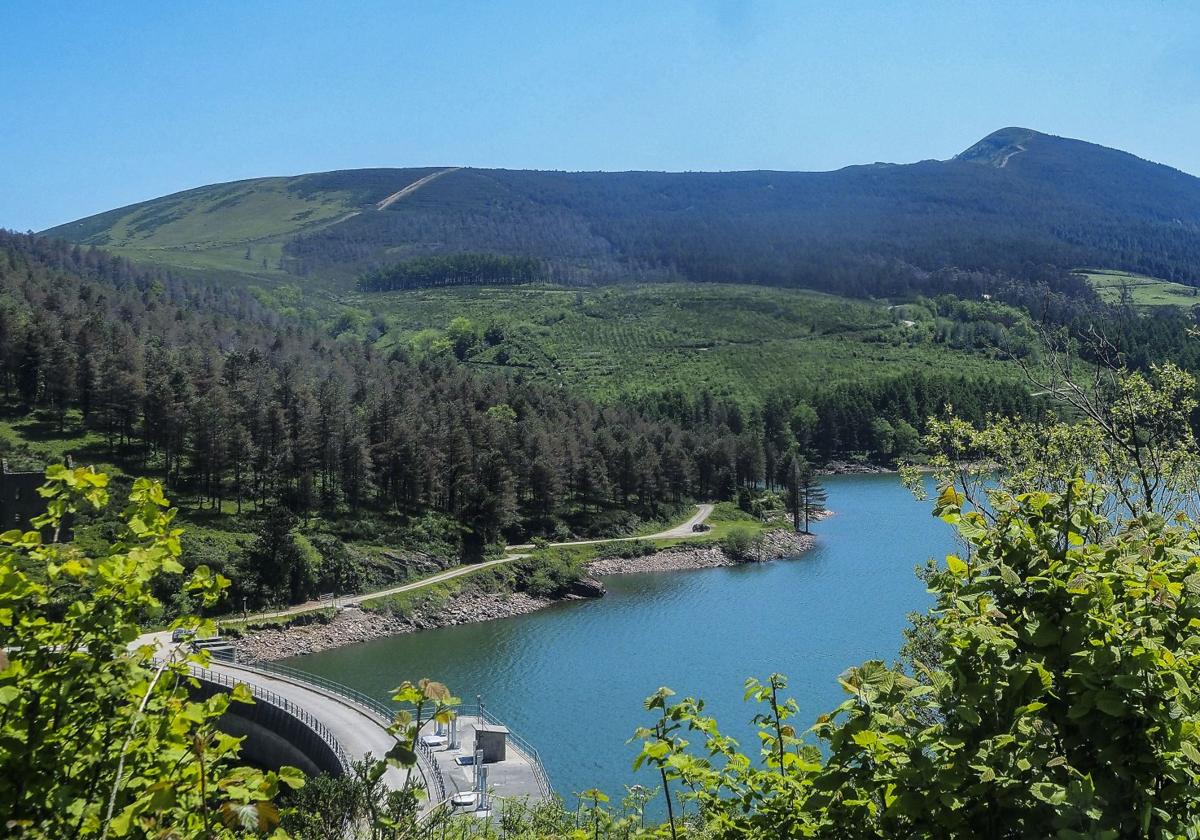 Embalse de Alsa, en San Miguel de Aguayo, zona donde se instalarán varios de los aerogeneradores de Iberdrola.