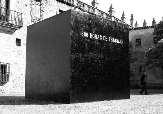 '586 horas de trabajo', 2004, Santiago Sierra. Revela el proceso creativo de concebir y construir espacios habitables.