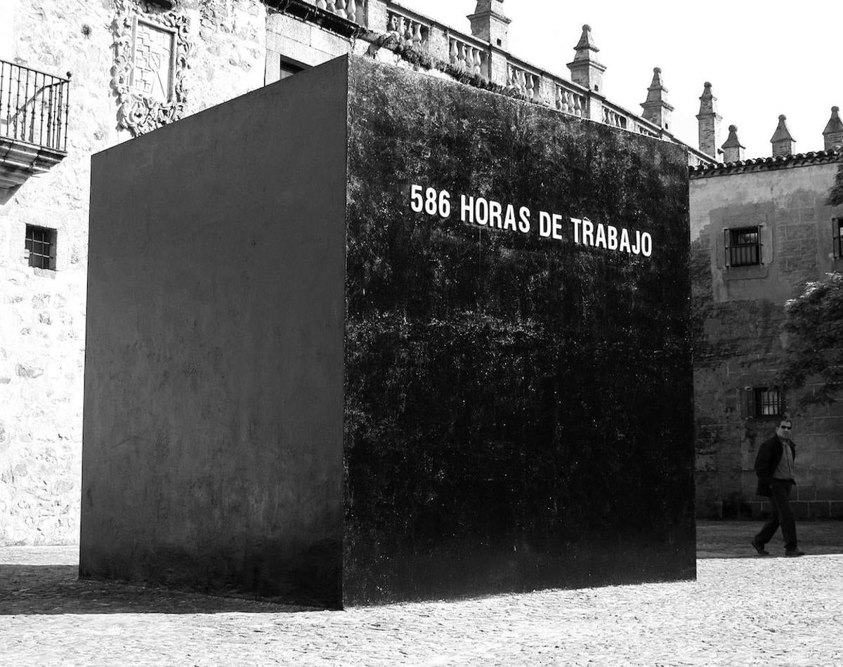 '586 horas de trabajo', 2004, Santiago Sierra. Revela el proceso creativo de concebir y construir espacios habitables.