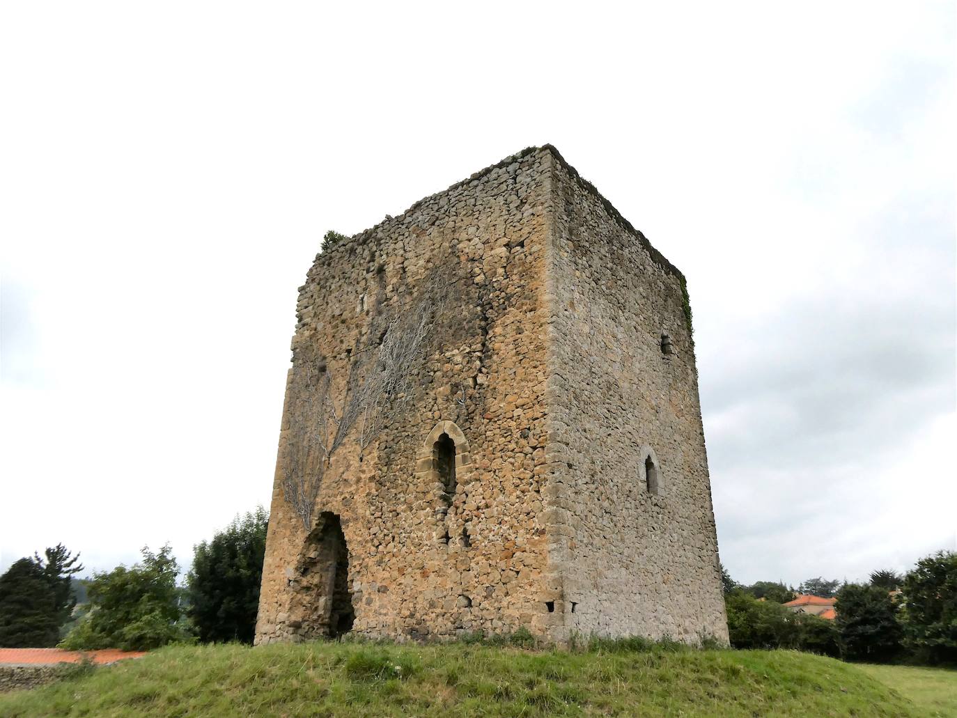 En Quijas está la torre de Vinuevas, más deteriorada.