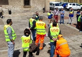 Imagen de archivo de los trabajadores del servicio de limpieza viaria frente al Ayuntamiento de Camargo.