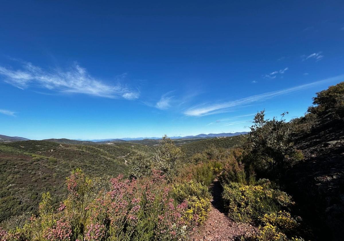 Imagen principal - Arriba vista general desde un alto de la ruta. Abajo, señal hacia la cascada La Largona. A la derecha, una zona de la ruta por la que hay que ayudarse de una cuerda para subir o bajar.