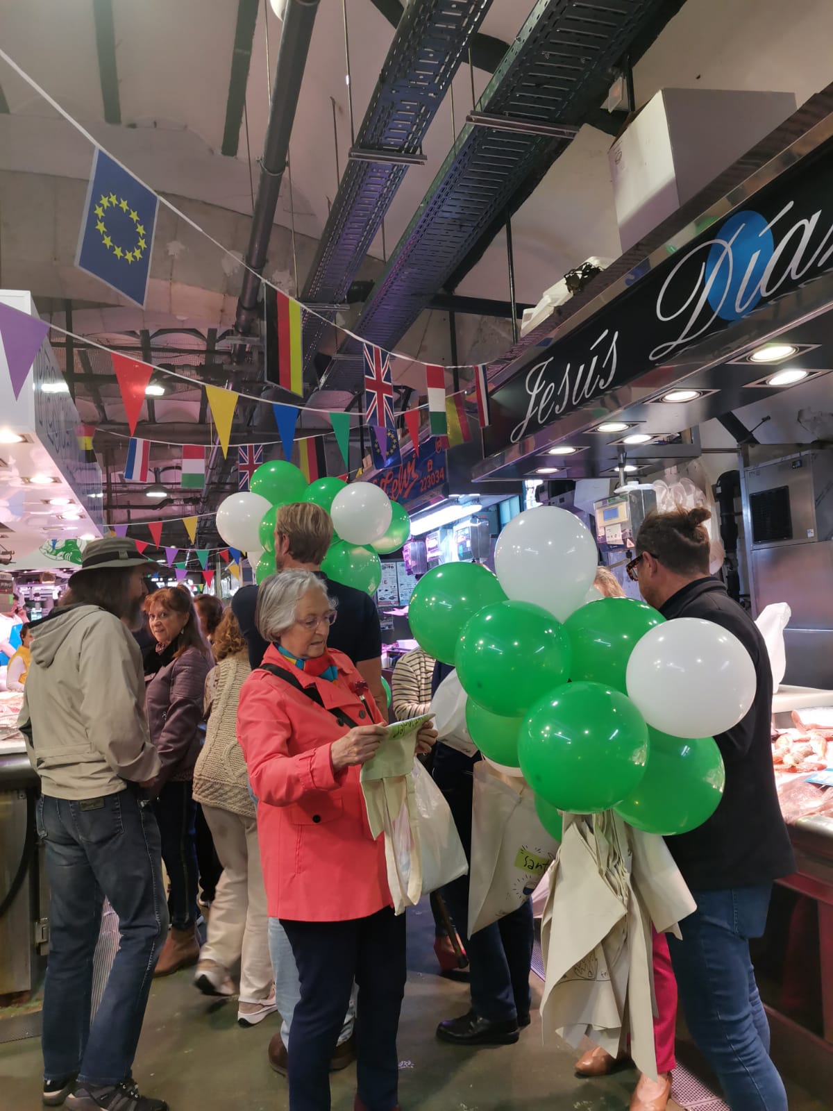 Los globos verdes y blancos, en el Mercado de La Esperanza.