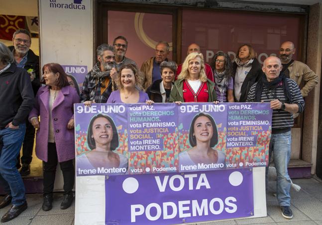 Podemos. Mercedes González, líder del partido en Cantabria e integrante de la lista morada al Parlamento Europeo, aguanta el cartel con el rostro de la cabeza de lista, la exministra Irene Montero, junto a afiliados y simpatizantes de la formación en la comunidad autónoma.