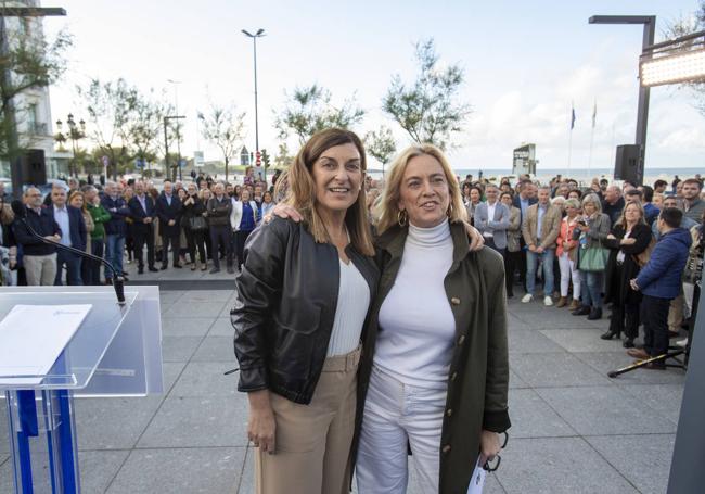 PP. La presidenta Buruaga intervino junto a María Luisa Peón, número 28 del PP al Parlamento Europeo. Los populares arrancaron la campaña de cara al 9J en la plaza de Italia de la capital cántabra.