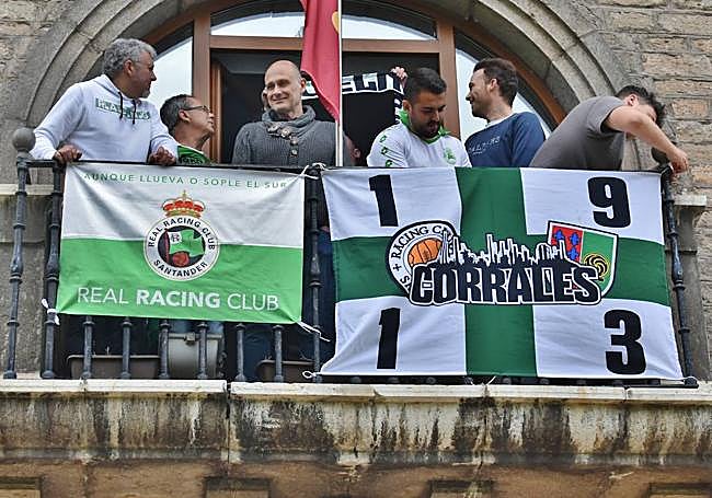 Banderas en el Ayuntamiento de Los Corrales.