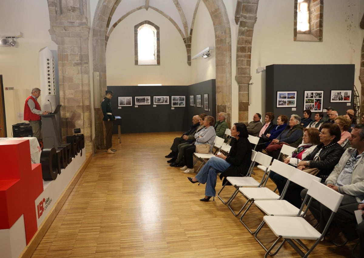 Imagen secundaria 1 - Voluntarios y socios, el presidente dirigiéndose a la asamblea, y una socia recibiendo el diploma de reconocimiento