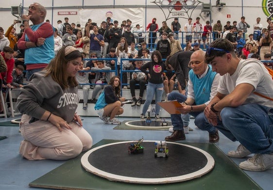 CantabRobots 2024. Dos alumnos participan con sus robots en una de las rondas de la competición de 'sumobots'.