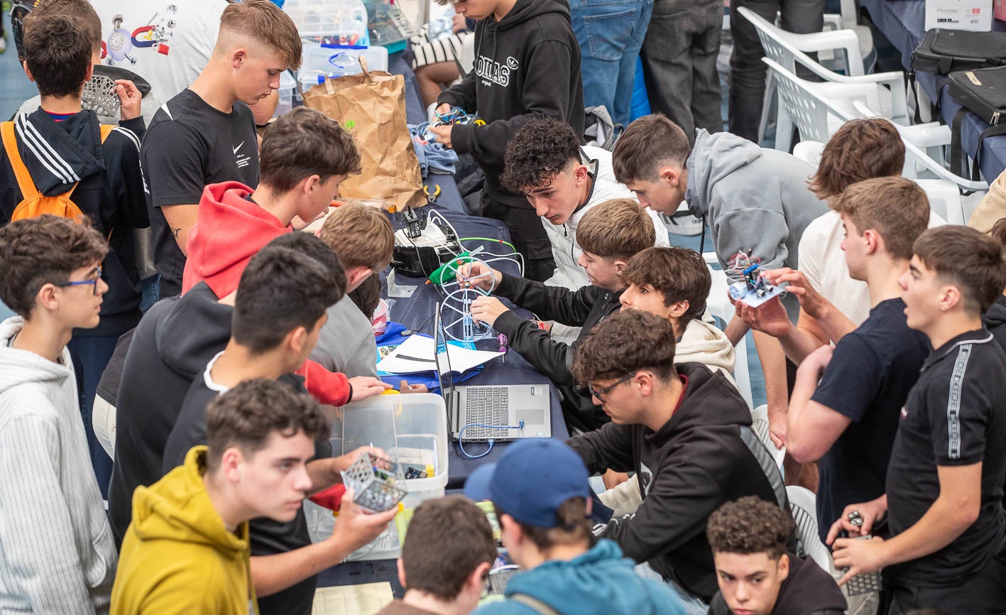 Los alumnos han presentado sus proyectos y han intercambiado experiencias en esta XII edición de CantabRobots celebrada en Colindres. 