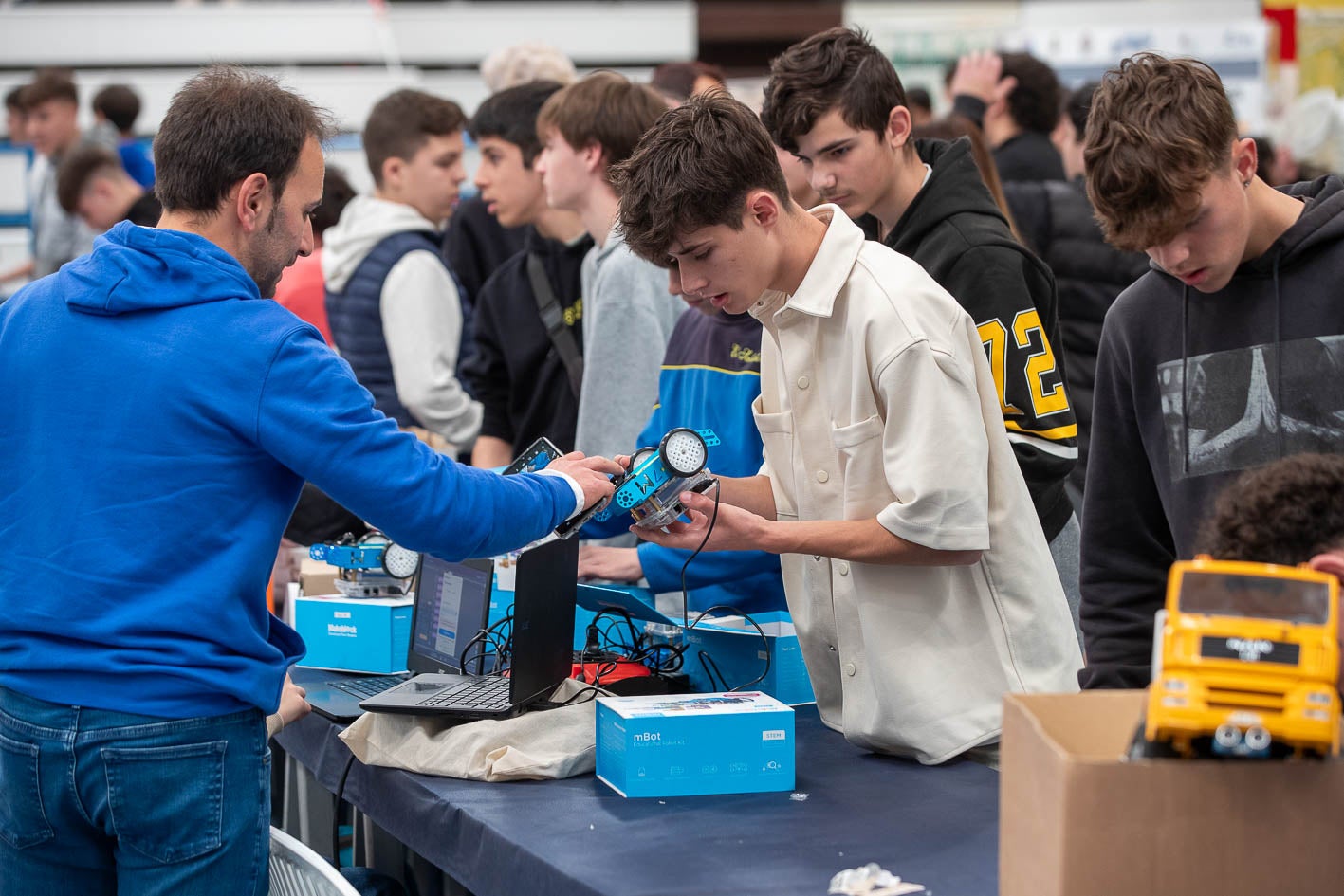 Alumnos y profesores han presentado sus creaciones antes sus compañeros y también han competido en distintas categorías. Por ejemplo, en el caso de los 'Robots LANceros', el podio lo han ocupado los IES Garcilaso de la Vega y Ría San Martín, y el Colegio Sagrada Familia. 