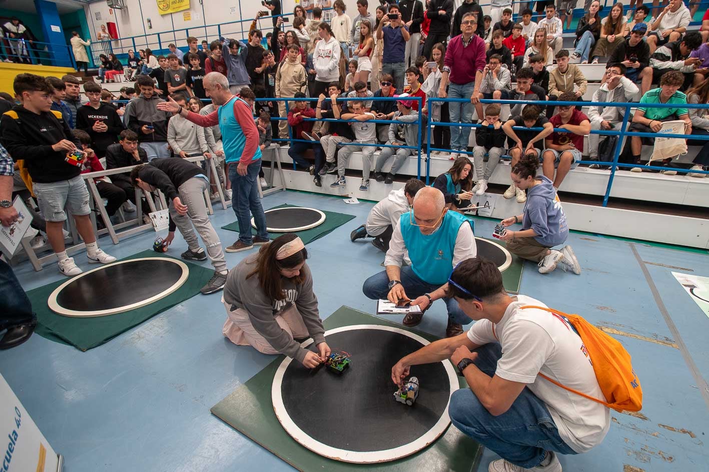 Las competiciones con los 'sumobots' se han celebrado a lo largo de toda la mañana. 