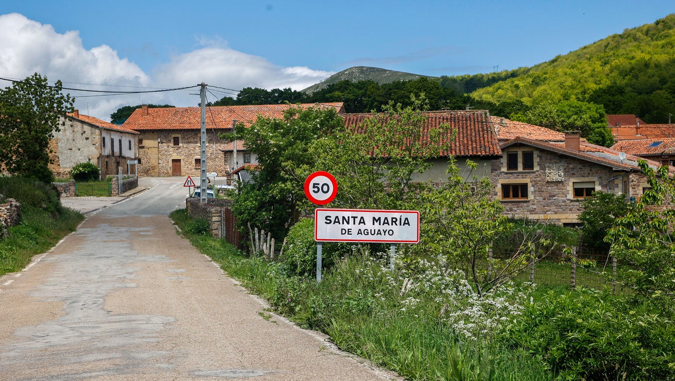 Entrada al núcleo de Santa María de Aguayo, el segundo en tamaño tras San Miguel, donde se encuentra el Ayuntamiento.