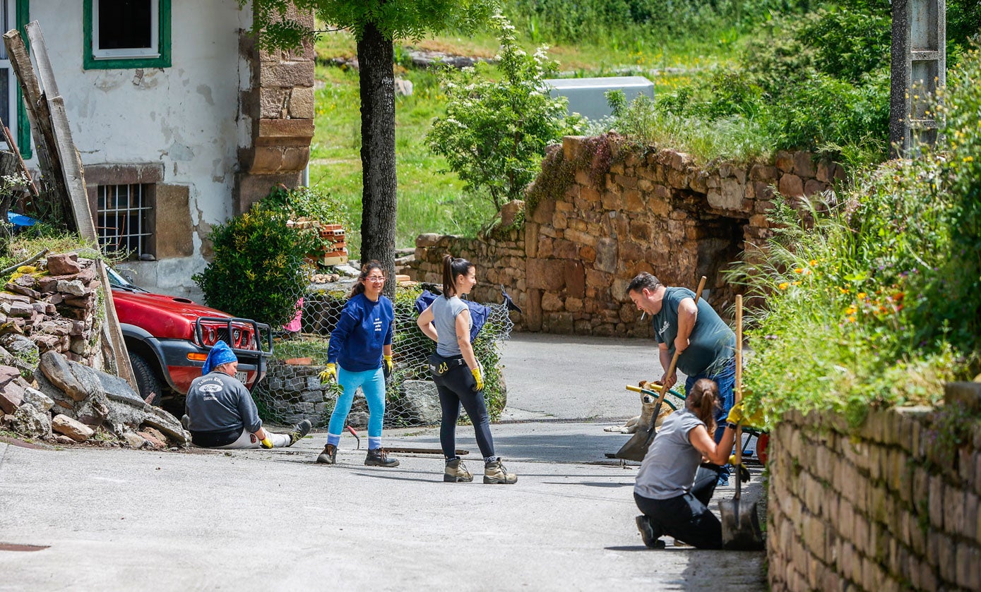 Una de las dos cuadrillas municipales realizó ayer labores de limpieza y desbroce en Santa María de Aguayo.