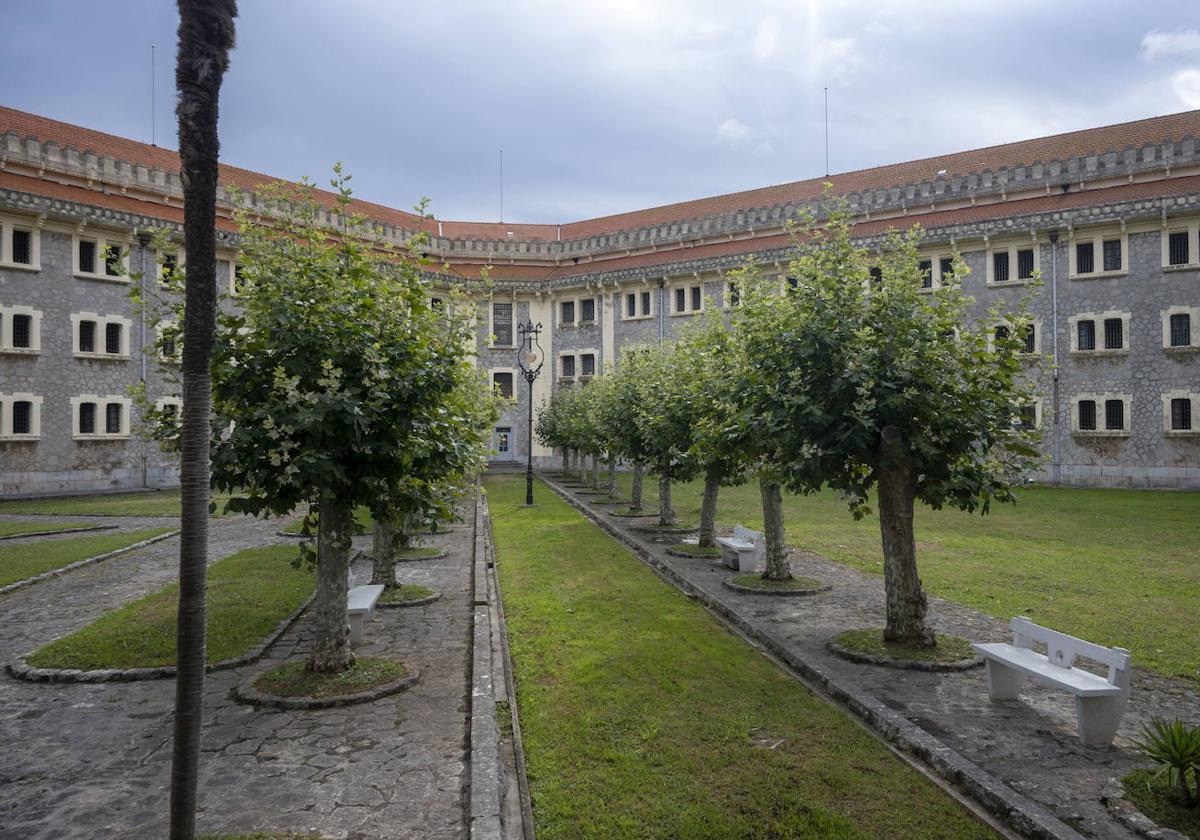 Uno de los patios interiores de El Dueso, en Santoña.