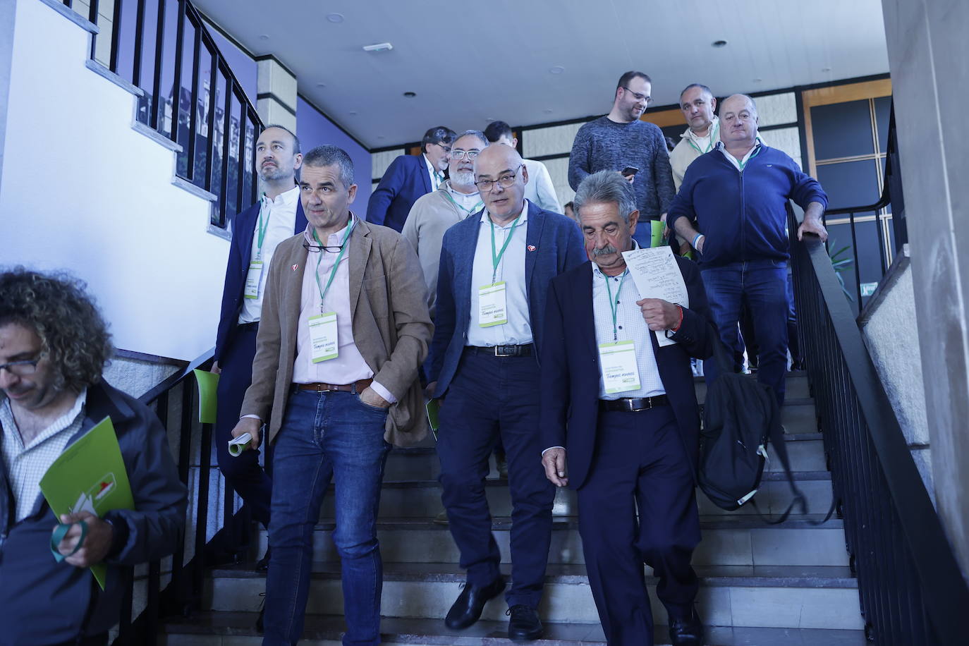 Javier López Estrada, Manuel Bahíllo, Paco Miragaya y Revilla (delante). Detrás, Carlos Mico, Ángel Sainz (alcalde de Villacarriedo) y Alejandro Ribas (Selaya).