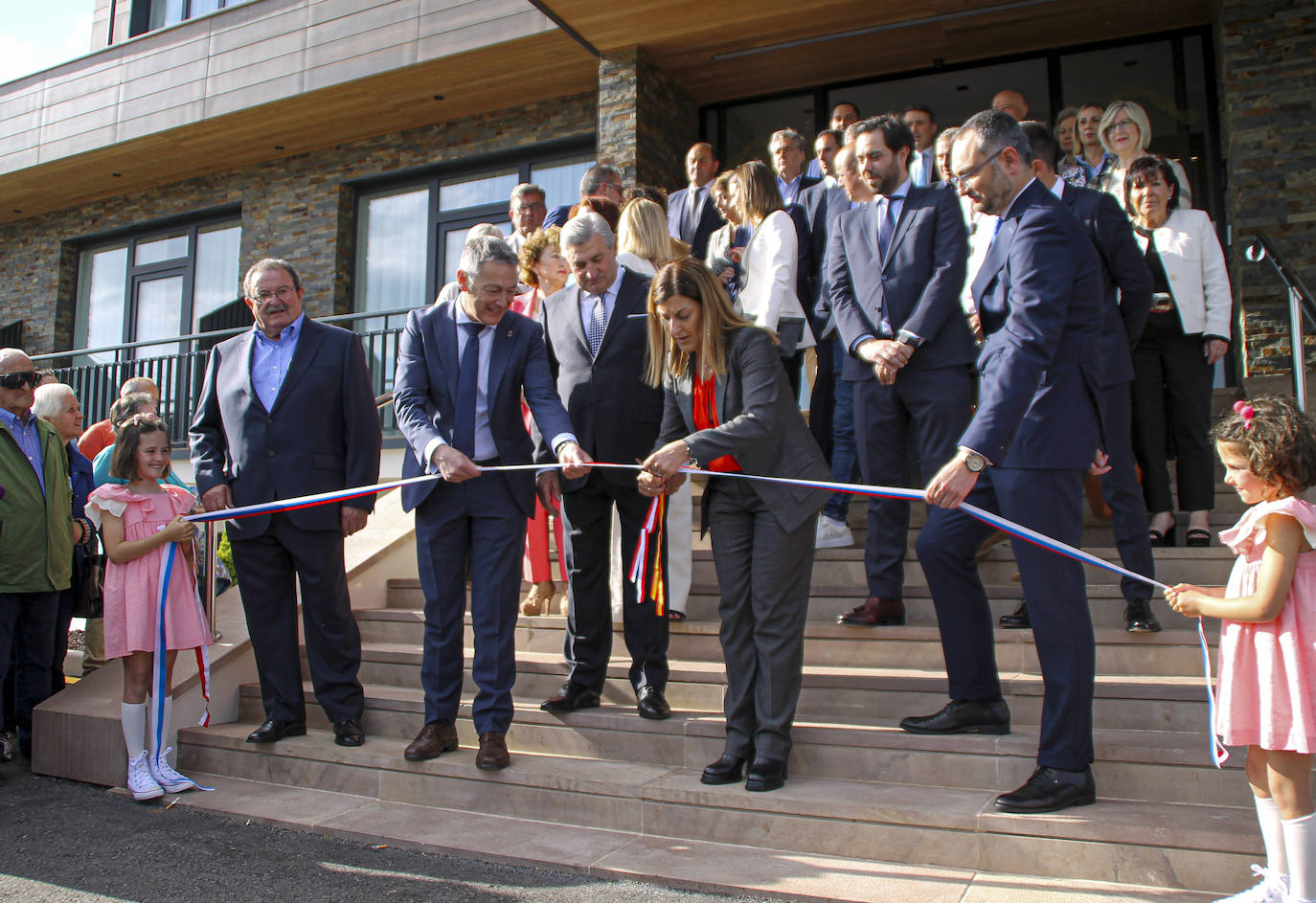 Momento de la inauguración del hotel por parte de la presidenta de Cantabria, María José Saenz de Buruaga.