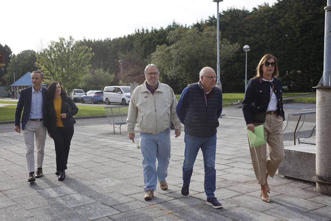 El secretario general del PRC de Los Corrales de Buelna, Javier Conde (izquierda) y la alcaldesa de Medio Cudeyo, María Higuera (derecha), junto a otros dirigentes de sus comarcas.