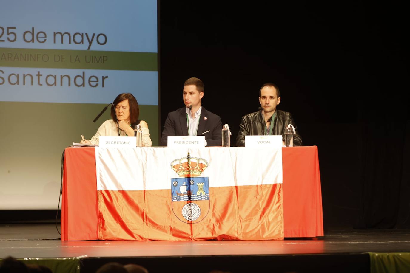 Miembros de la Mesa de la Asamblea: Marta Saiz, Sergio Castro (alcalde de Rasines) y Diego García.