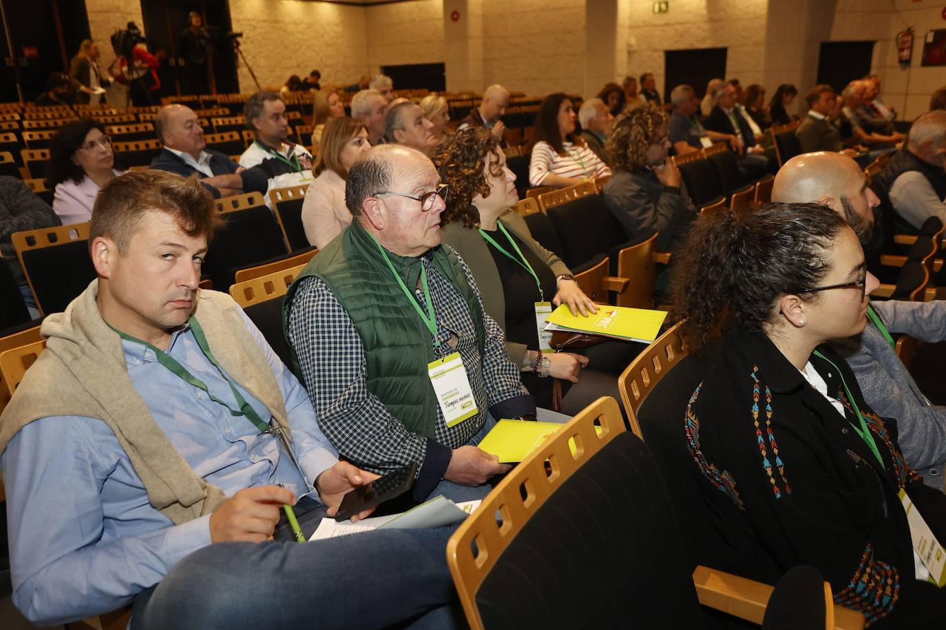 La alcaldesa del Valle de Villaverde, Esther Gómez (tercera por la izquierda) junto a otros asistentes a la Asamblea.