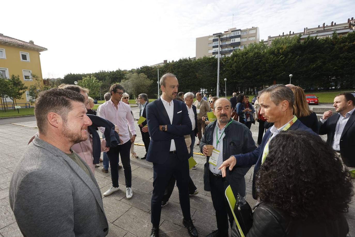 Javier López Estrada conversa con Rafael Pérez Tezanos, el concejal de Torrelavega Jesús Sánchez y Javier Conde, de Los Corrales.