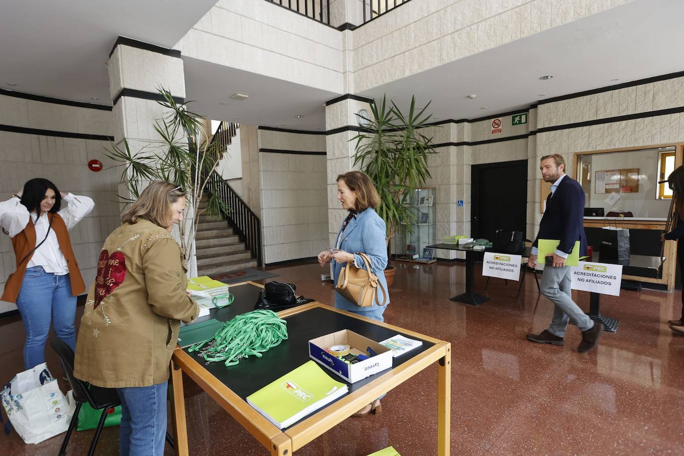 Los concejales de Santander Felipe Piña y María Victoria Fernández, a su llegada al Paraninfo de la UIMP.