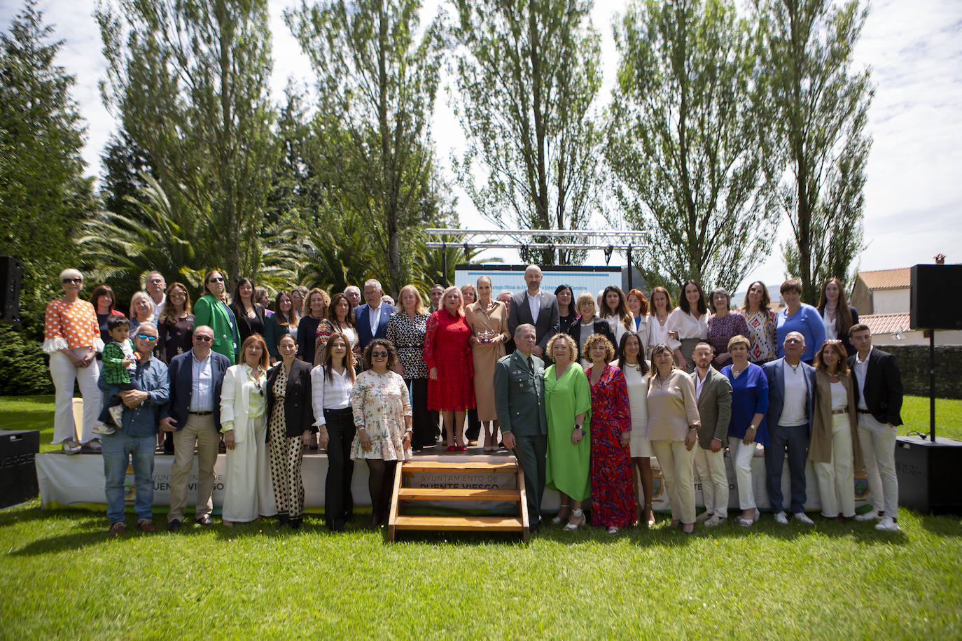 Foto de familia durante el acto de entrega del Premio Candil que otorga el Colegio de Enfermeras y Enfermeros de Cantabria y que este año ha recibido Sandra Ibarra.