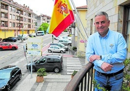 Enrique Lastra en el balcónde la Casa Consistorial.