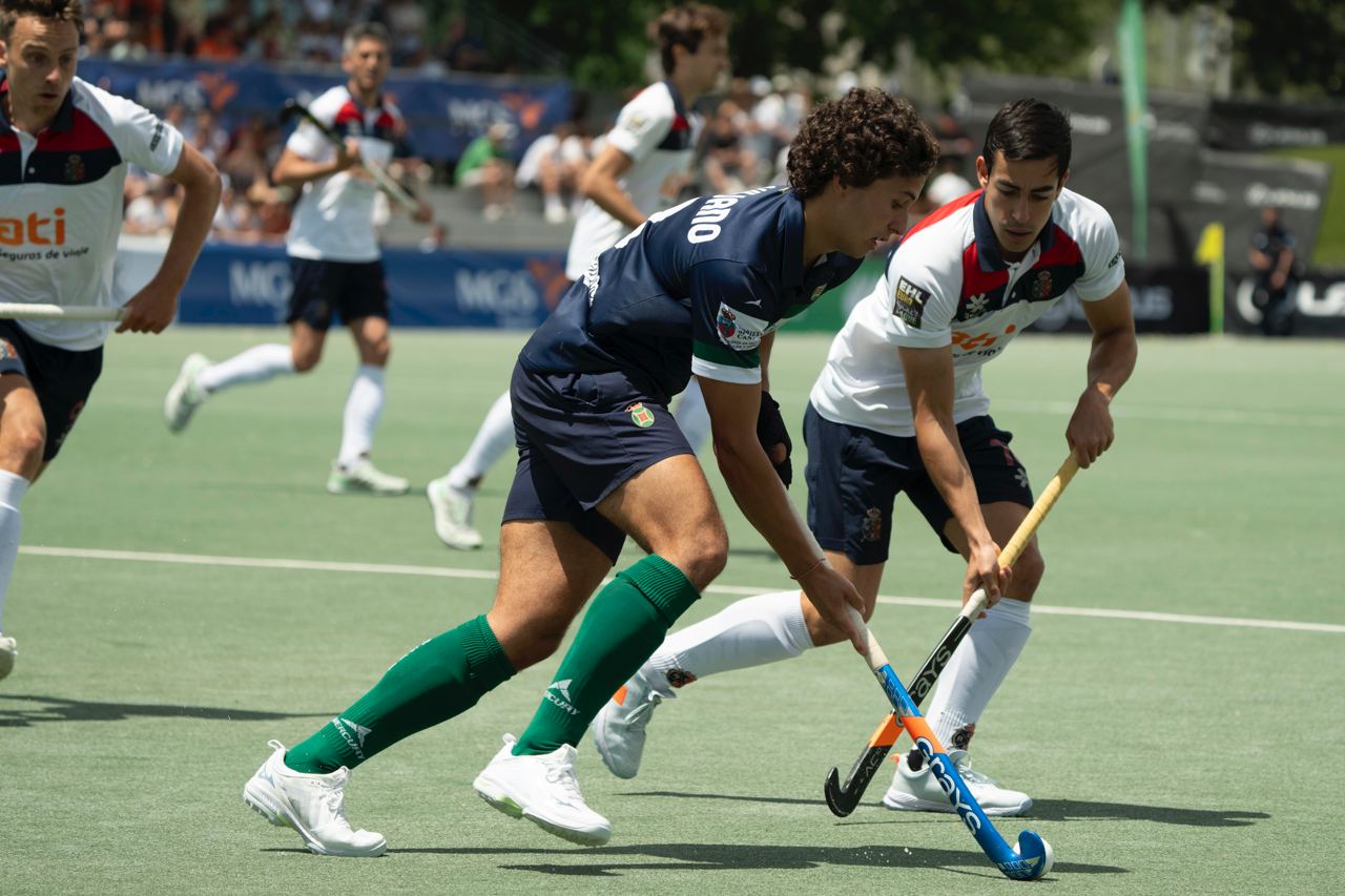 Gonzalo Quijano lleva la bola ante un rival del Polo.