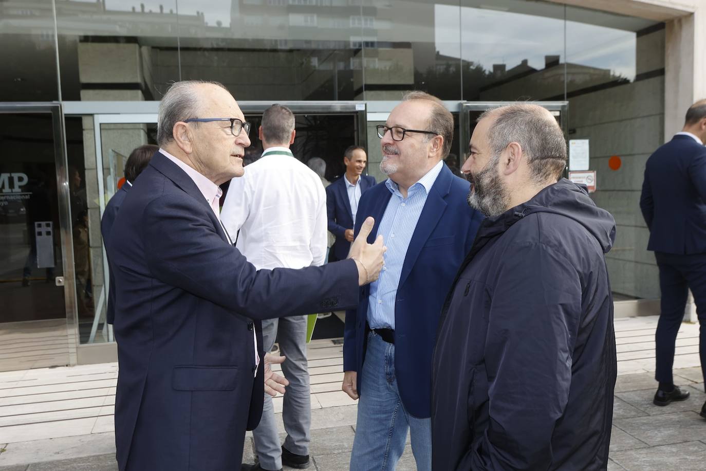 Javier Marcano con Jesús M. Díaz y Javier González, concejales de Ampuero.