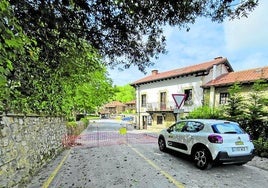 Una de las carreteras cortada en Santillana por las obras.