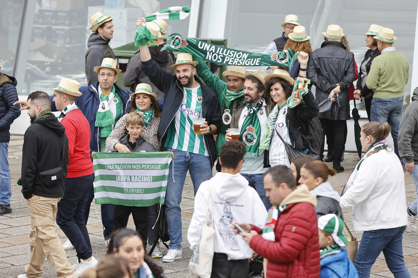 Aficionados con bufandas, bandera y avituallamiento.