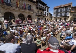 En la Plaza Mayor, Ritmos Animalescos, de la Fábrica de Paraules, pusieron ritmo y espectáculo a los entregados asistentes.