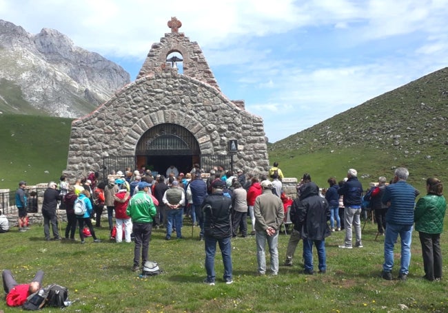 El franciscano Padre Óscar ofició la misa en la ermita