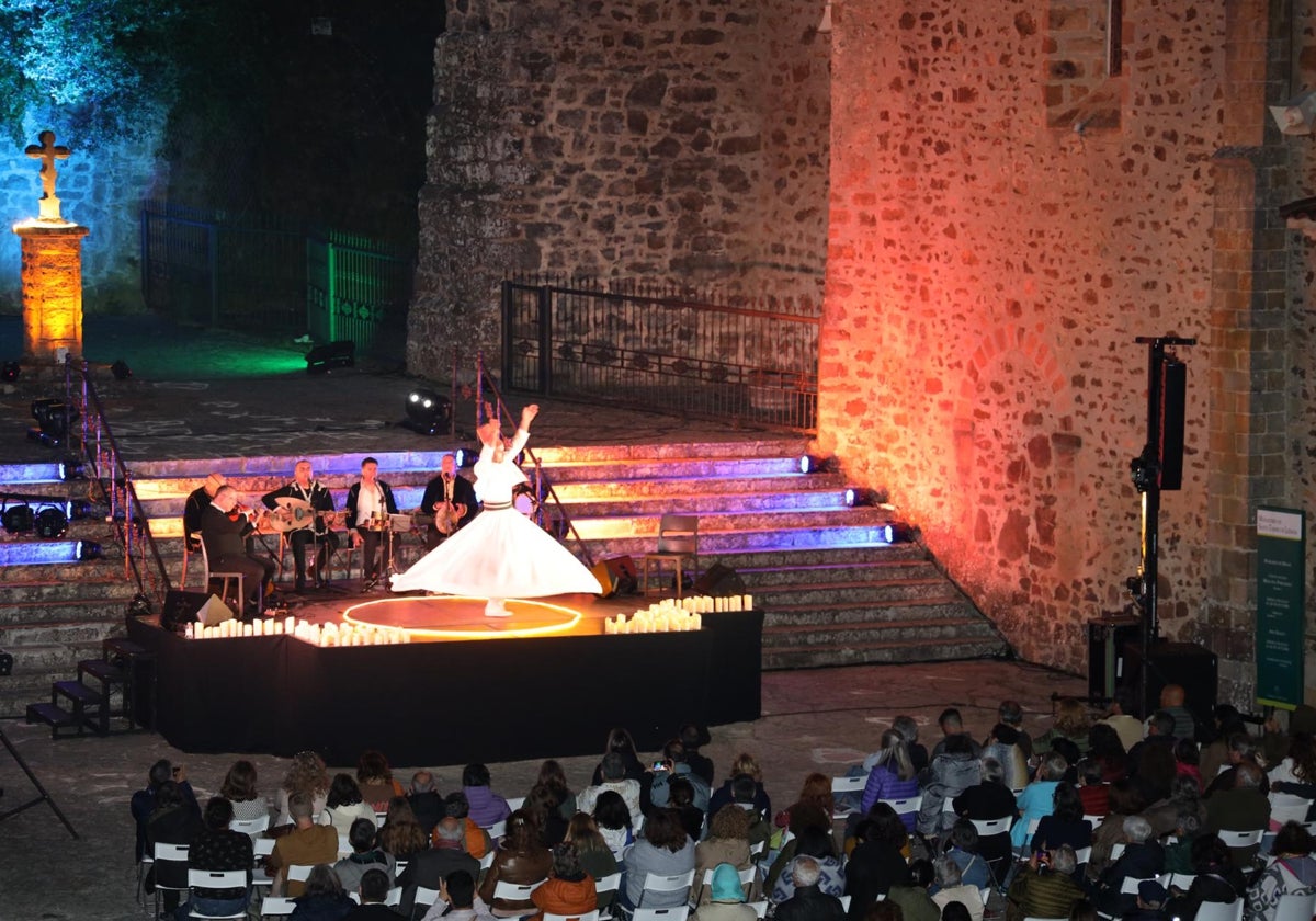 Mohammed Bable realiza la danza sufí durante el concierto.