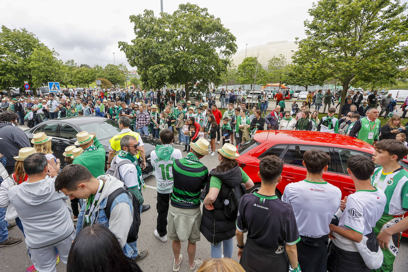 Expectación ante la llegada de los jugadores.