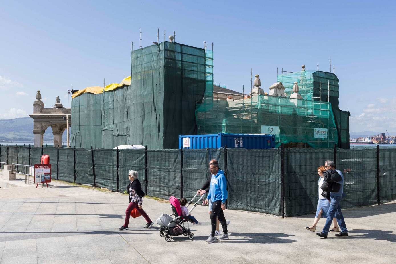 La construcción y su entorno ha quedado envuelto en una carpa durante las labores más intensas para aislar los trabajos y el ruido en una zona de constante tránsito ciudadano