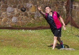 Alberto Cuesta, de Arnuero A, en un birle durante el partido del pasado sábado.