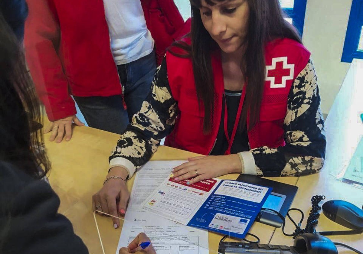 Cruz Roja entregó ayer las primeras tarjetas monedero a las familias solicitantes.