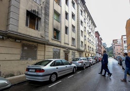 Autoridades municipales y regionales acuden al edificio del número 9 de la calle Marqueses Valdecilla y Pelayo, este lunes, en Torrelavega.