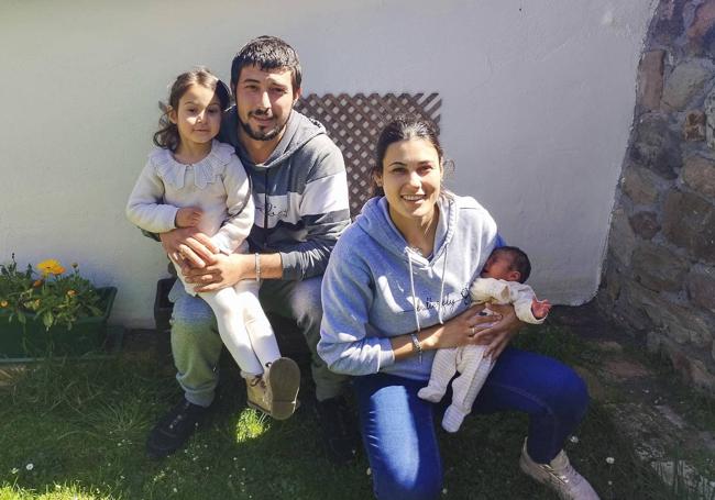 Nuria y Roberto, con sus hijos, Nerea, de tres años, y el pequeño Iker, que nació en su casa de Reinosa.