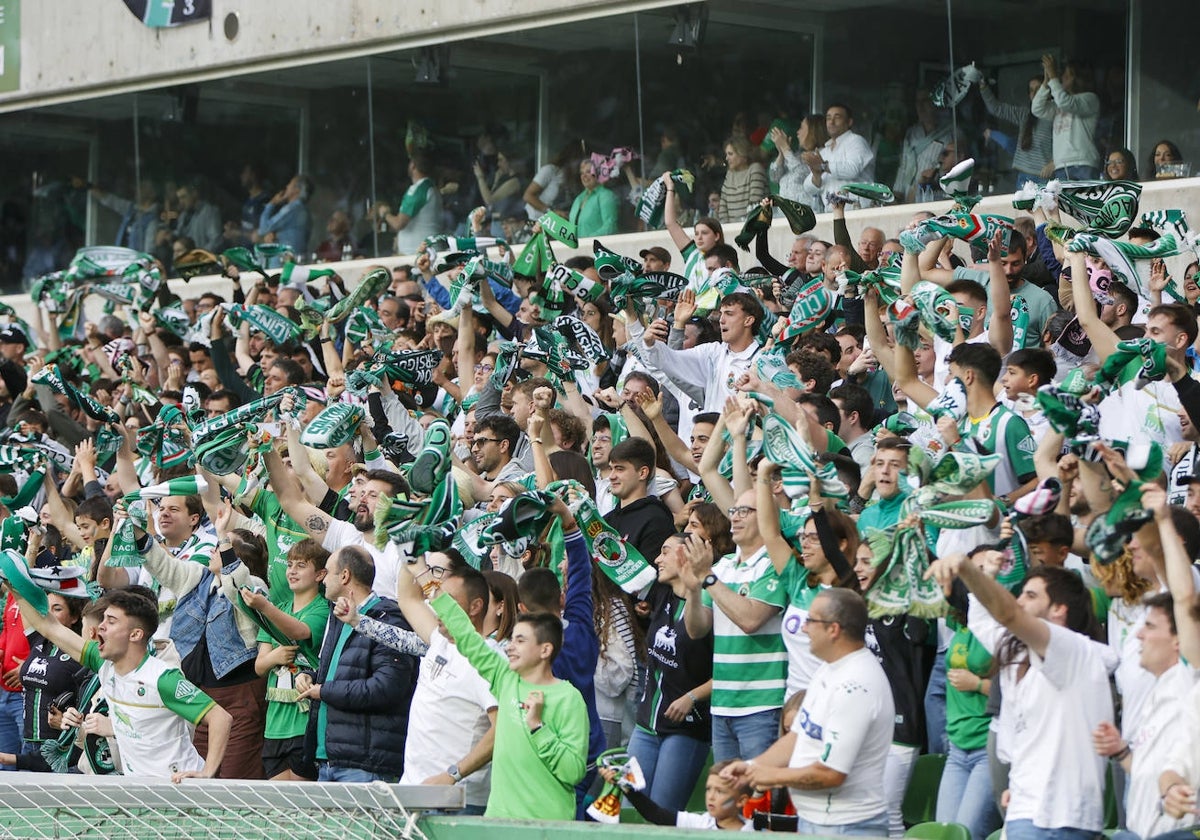 Aficionados racinguistas animan al equipo durante el partido del domingo ante el Zaragoza