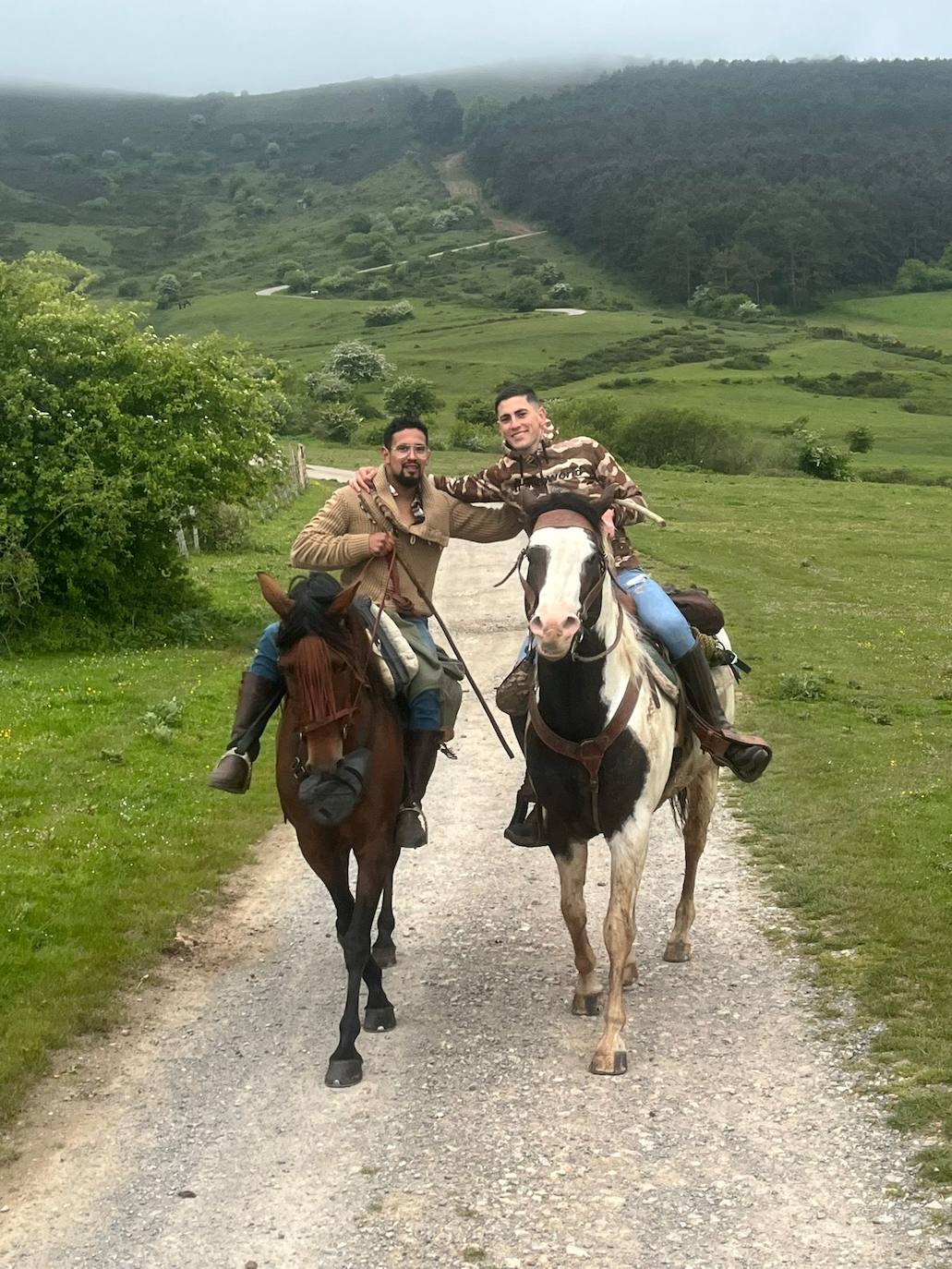 Jeison Jiménez y Mario Balbás posan junto a sus caballos. Ya son más de trece años sin faltar a la cita.