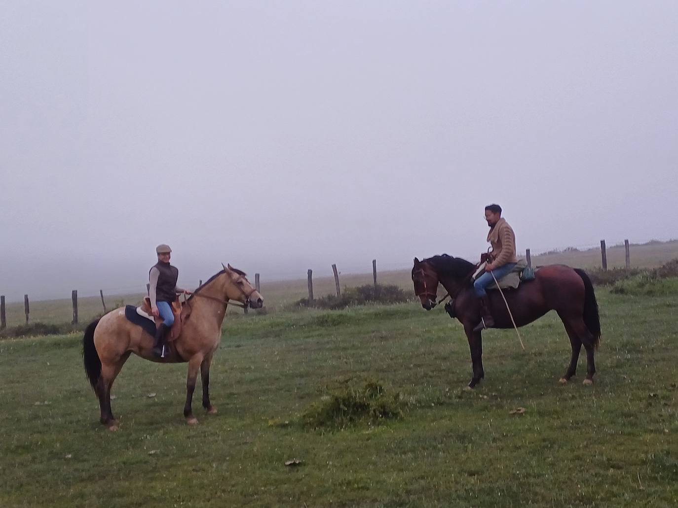 Jeison Jiménez y Carmen Ruíz frente a frente con una imponente niebla al fondo.