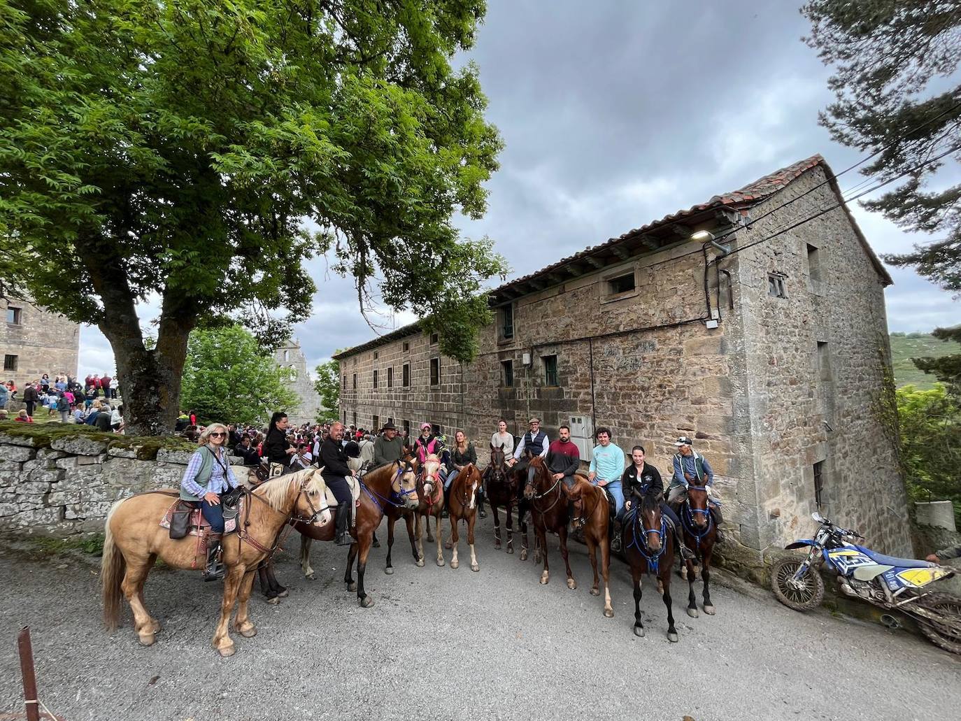 Casi un centenar de caballos rodeaba las calles de Montesclaros atados con sus cabezadas a estacas y árboles.