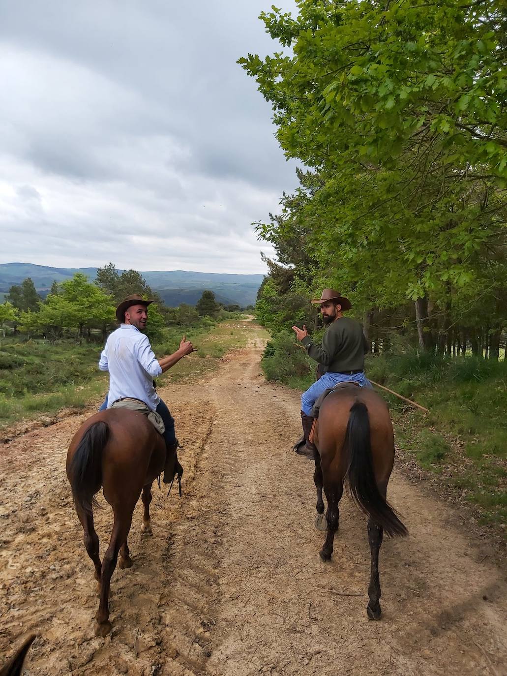 David Gómez y Aitor Fernández se desplazan desde Santa Cruz de Iguña y San Miguel de Aguayo hasta llegar el Santuario de Montesclaros en el municipio de Valdeprado del Río