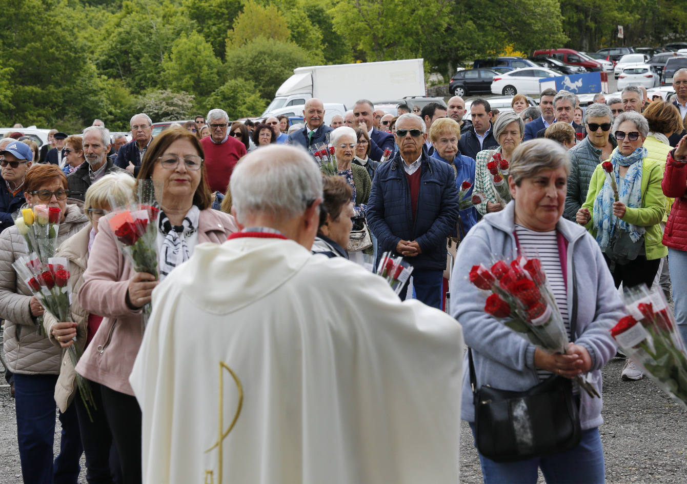 Los presentes en la procesión de la imagen de la Virgen de La Rosa.