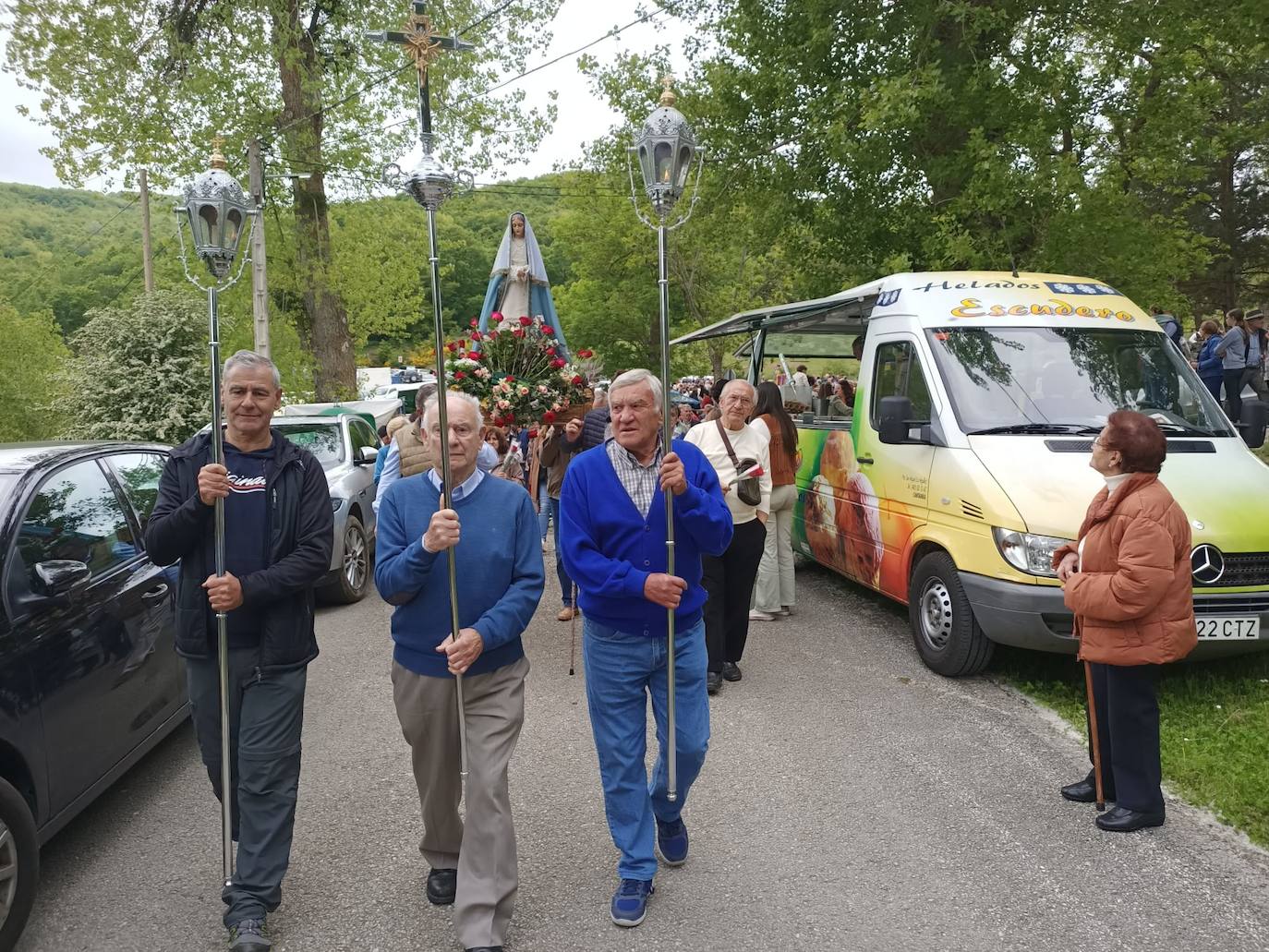 Los faroles marcan el camino a seguir por la Virgen de La Rosa de Montesclaros.