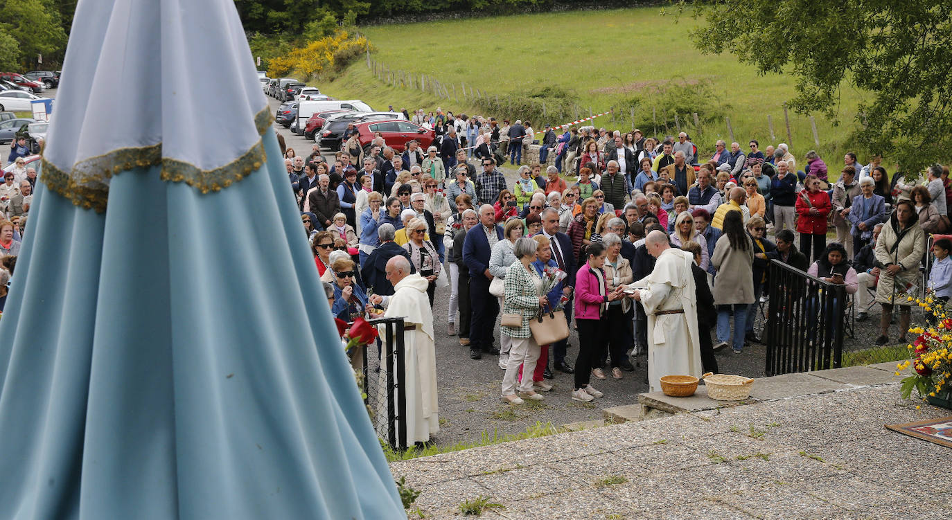 La imagen de la Virgen de La Rosa de Montesclaros observa desde lo alto a todos aquellos que se acercan a presentar sus ofrendas