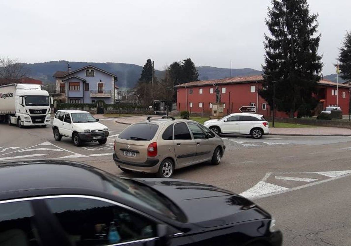 Intenso tráfico en la confluencia de las avenidas Industria y Cantabria, con el cuartel al fondo.